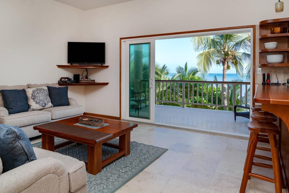 Residences at Barrier Reef 10-1B Oceanfront 2 BR by Stay Floreo House in Corozal District