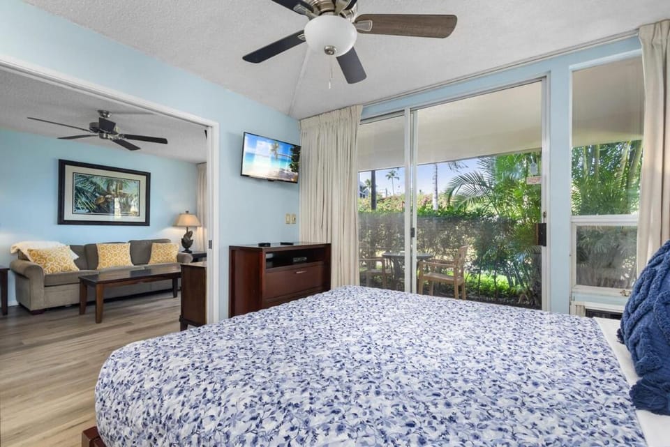 Bed, Living room, Bedroom