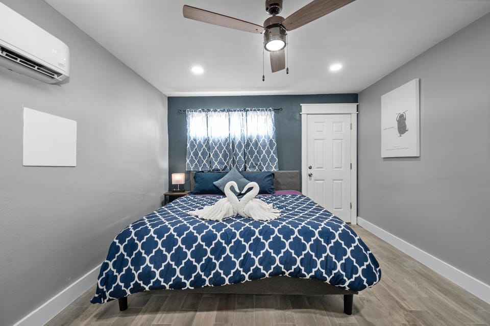 Comfortable 2BR Uptown Escape with Free Park Apartment in Houston