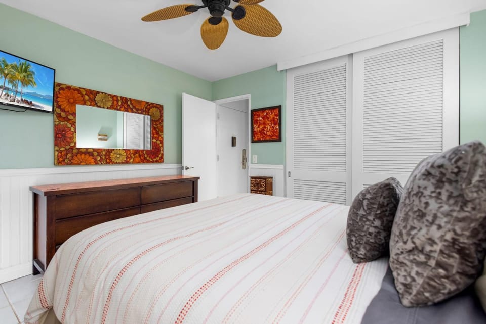 Bed, TV and multimedia, Bedroom, wardrobe