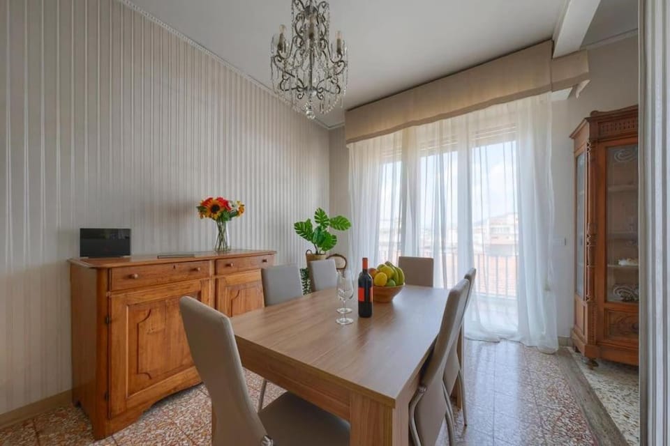 Communal lounge/ TV room, TV and multimedia, Living room, Seating area, Dining area