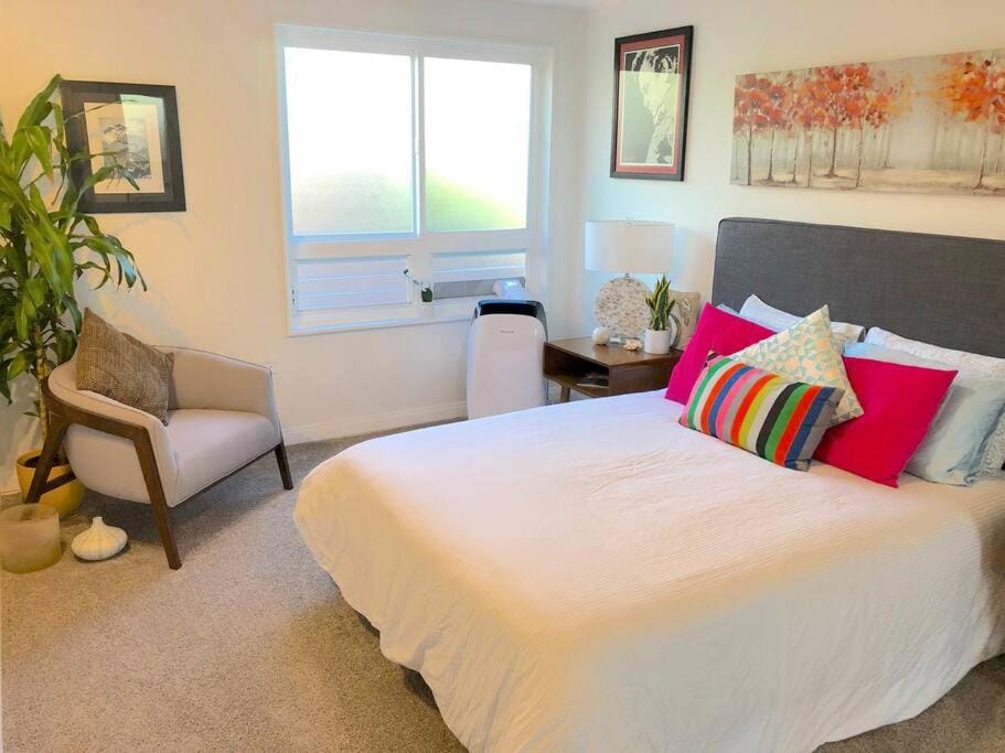 Bed, Seating area, Bedroom