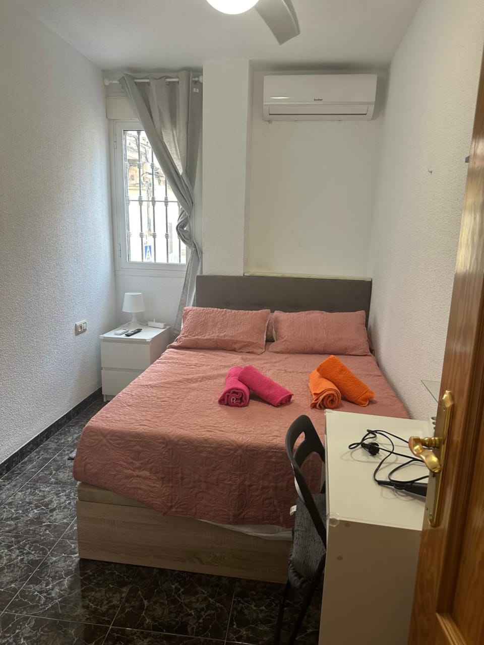 Almeria Centro habitacion privada en apartamento compartido Vacation rental in Almería