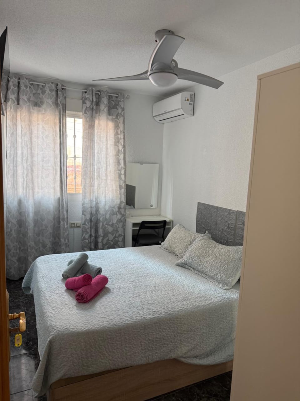 Almeria Centro habitacion privada en apartamento compartido Vacation rental in Almería