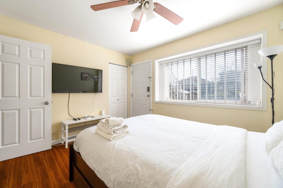 Charming 2-BD Suite Private Entrance in Vancouver House in Vancouver