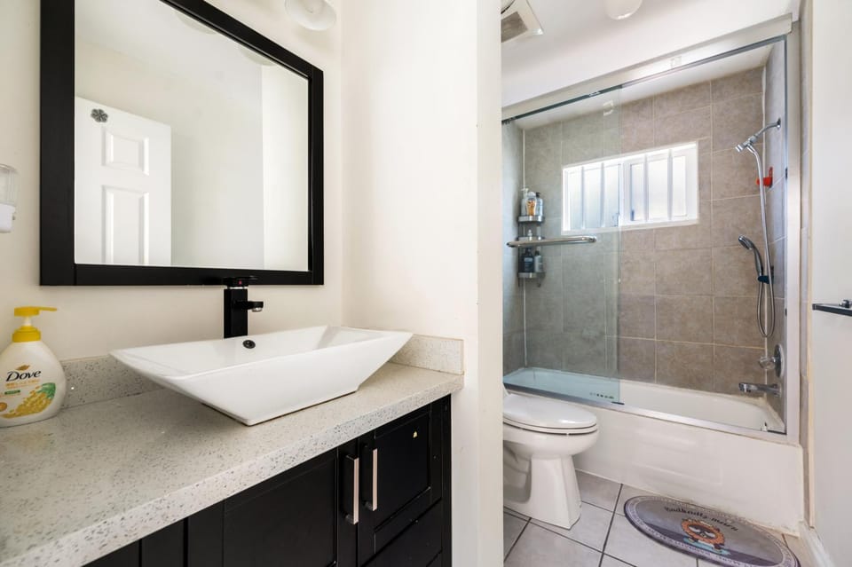 Charming 2-BD Suite Private Entrance in Vancouver House in Vancouver