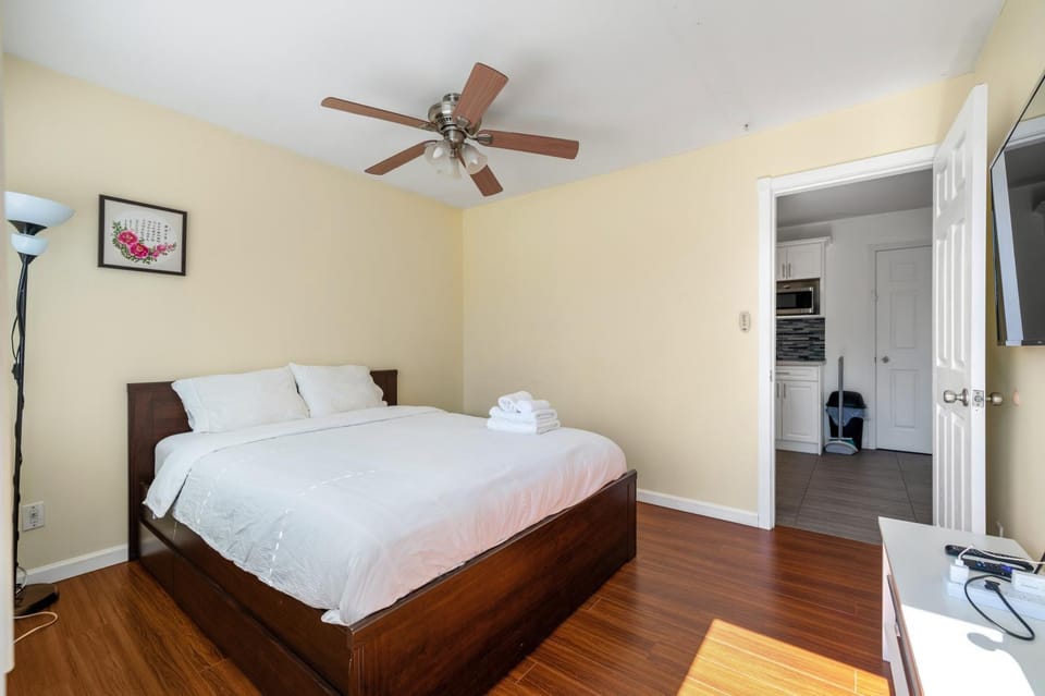 Charming 2-BD Suite Private Entrance in Vancouver House in Vancouver