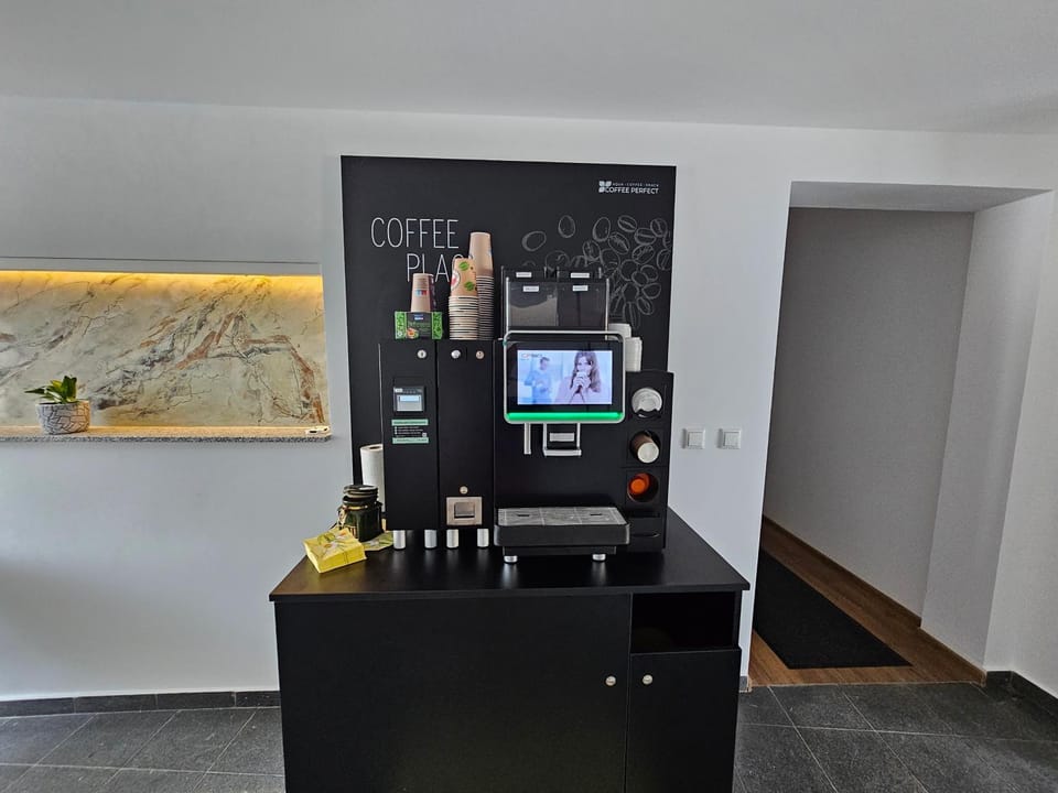 Coffee/tea facilities, vending machine