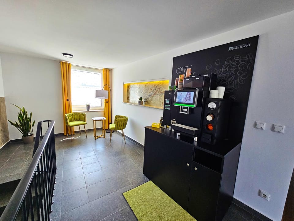 Communal lounge/ TV room, minibar