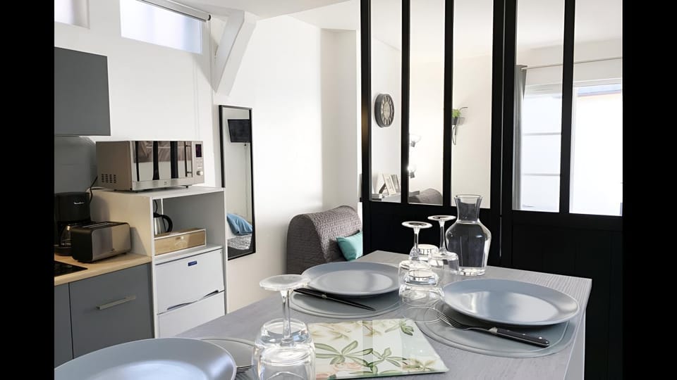 Coffee/tea facilities, Dining area, stove, toaster