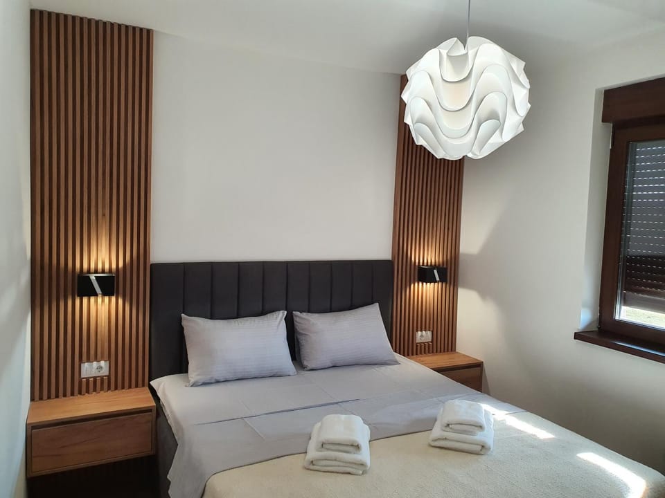 Bed, Photo of the whole room, Bedroom, towels