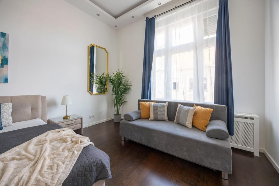 Bed, Photo of the whole room, Seating area, Bedroom