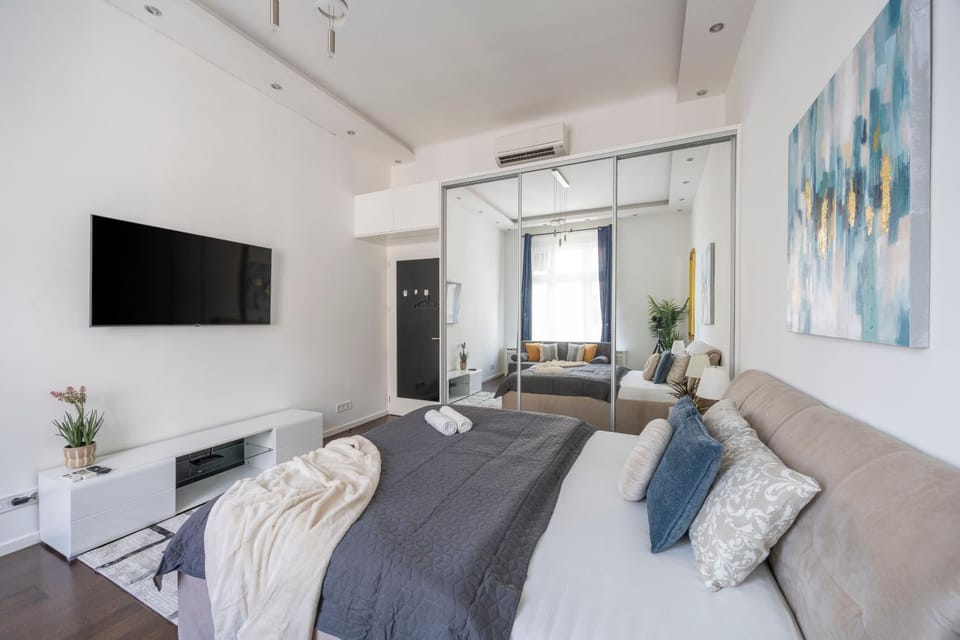 Bed, TV and multimedia, Seating area, Bedroom, towels