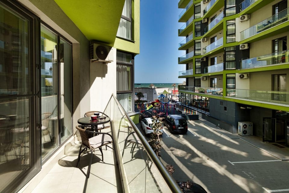 View (from property/room), Balcony/Terrace, Location