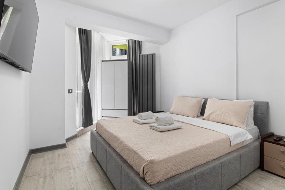 Bed, TV and multimedia, Photo of the whole room, Bedroom, towels, wardrobe, air conditioner