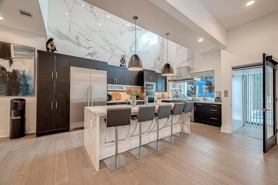 Kitchen or kitchenette, Dining area, minibar, stove