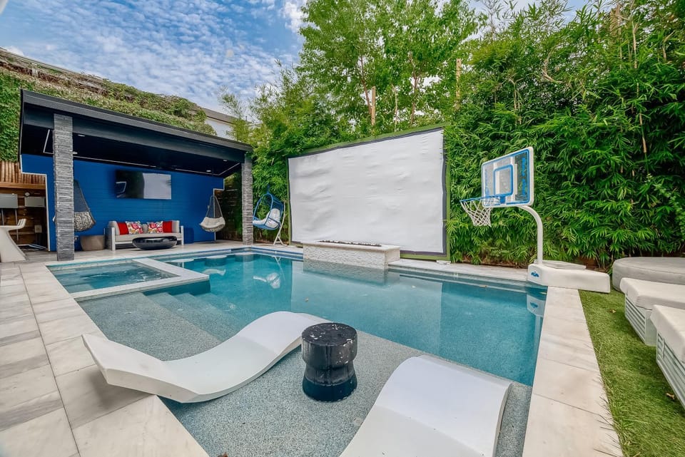 Patio, Evening entertainment, Pool view, Swimming pool, sunbed