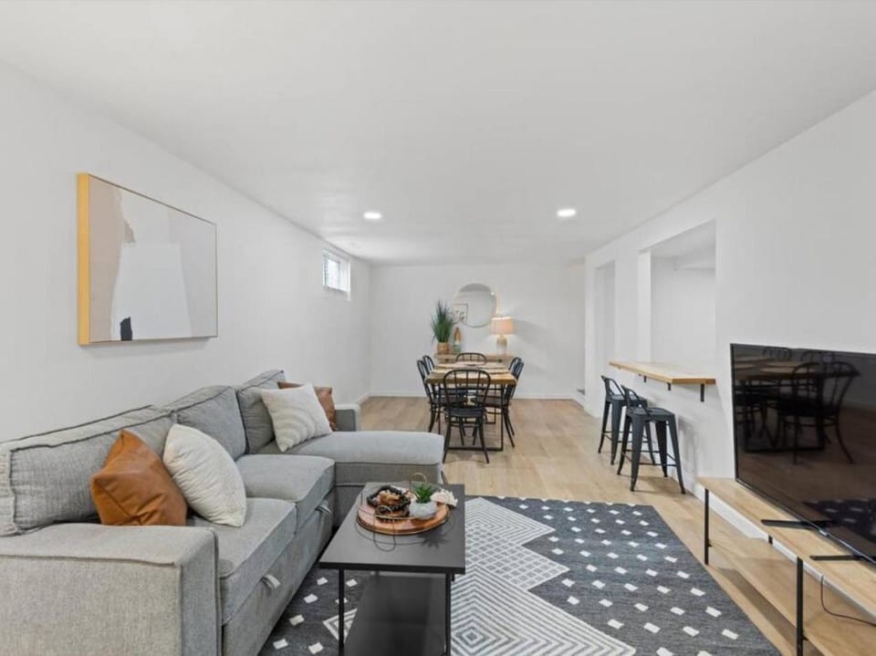 TV and multimedia, Living room, Seating area, Dining area