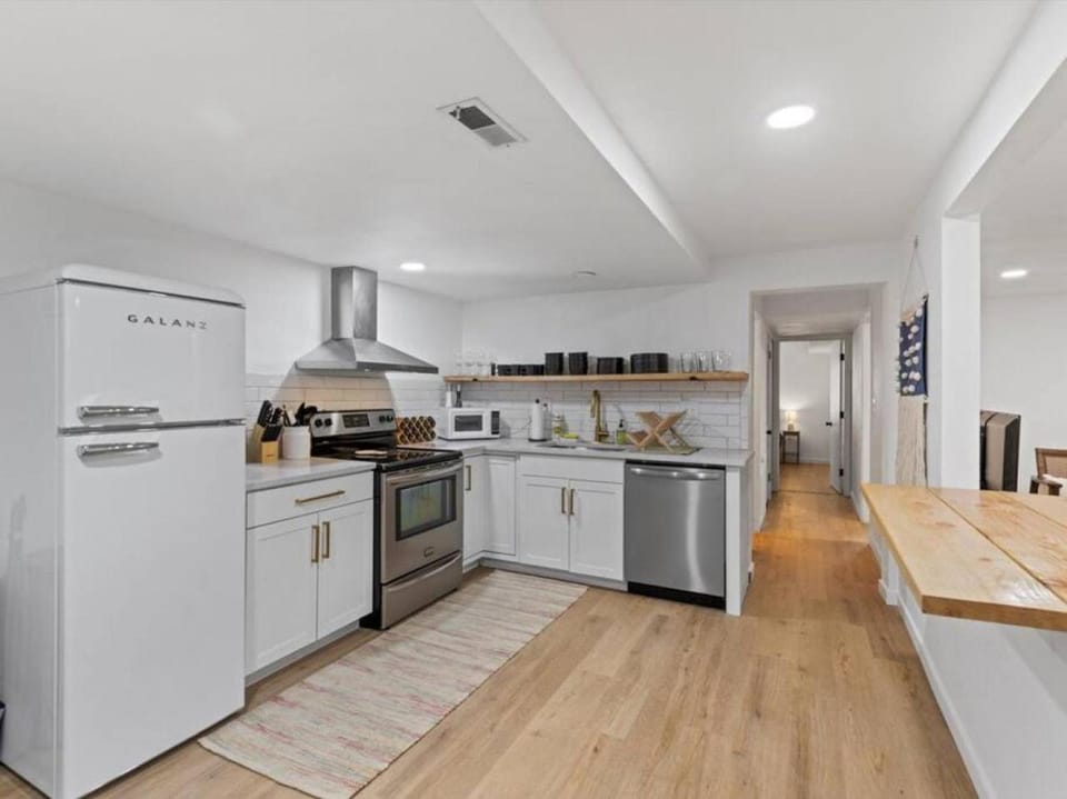Coffee/tea facilities, Kitchen or kitchenette, dishwasher, oven, stove