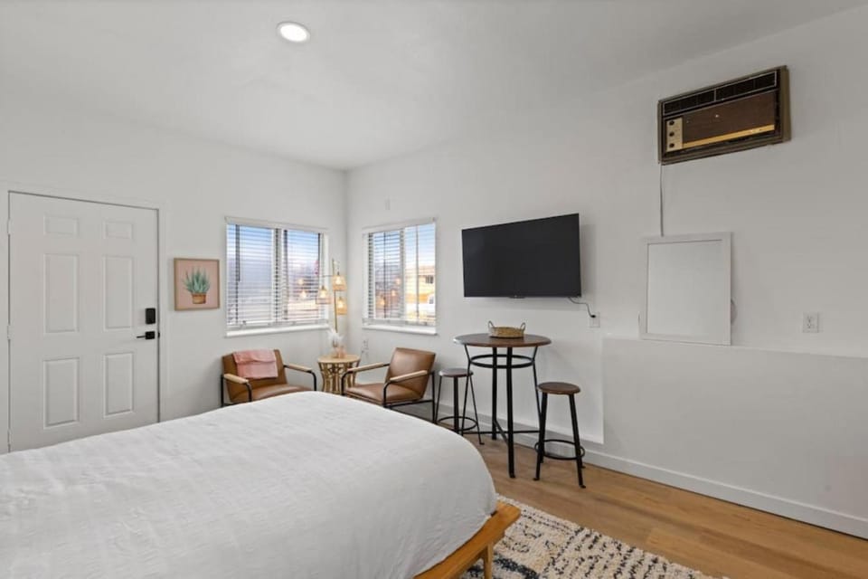 Bed, TV and multimedia, Living room, Photo of the whole room, Seating area, Evening entertainment, Bedroom