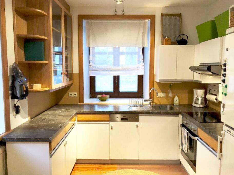 Coffee/tea facilities, Kitchen or kitchenette, dishwasher, stove