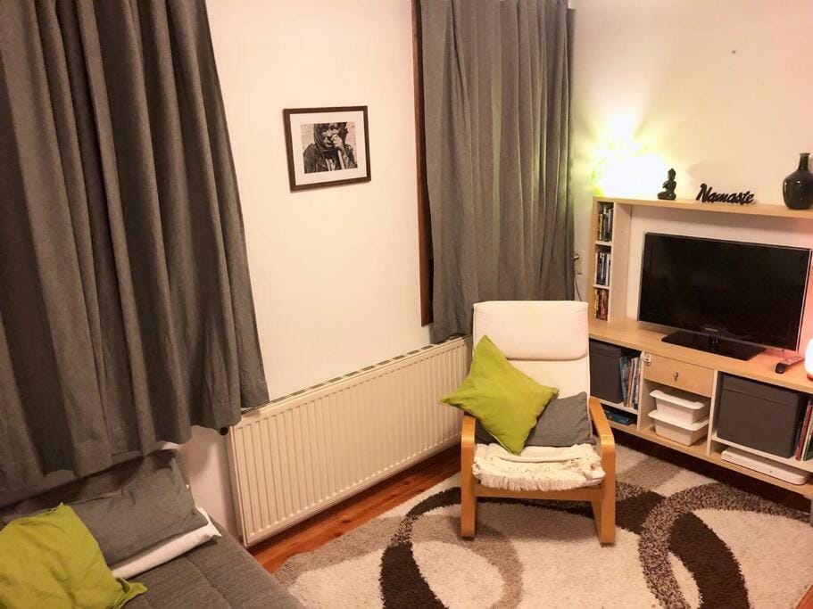 TV and multimedia, Living room, Seating area, Evening entertainment