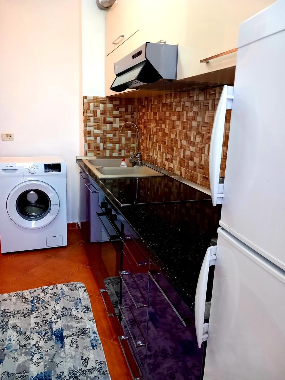 Kitchen or kitchenette, oven, washing machine