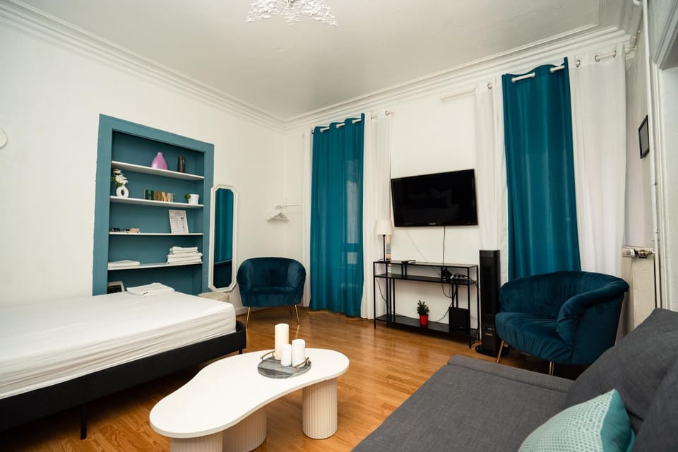 Bed, TV and multimedia, Living room, Photo of the whole room, Bedroom