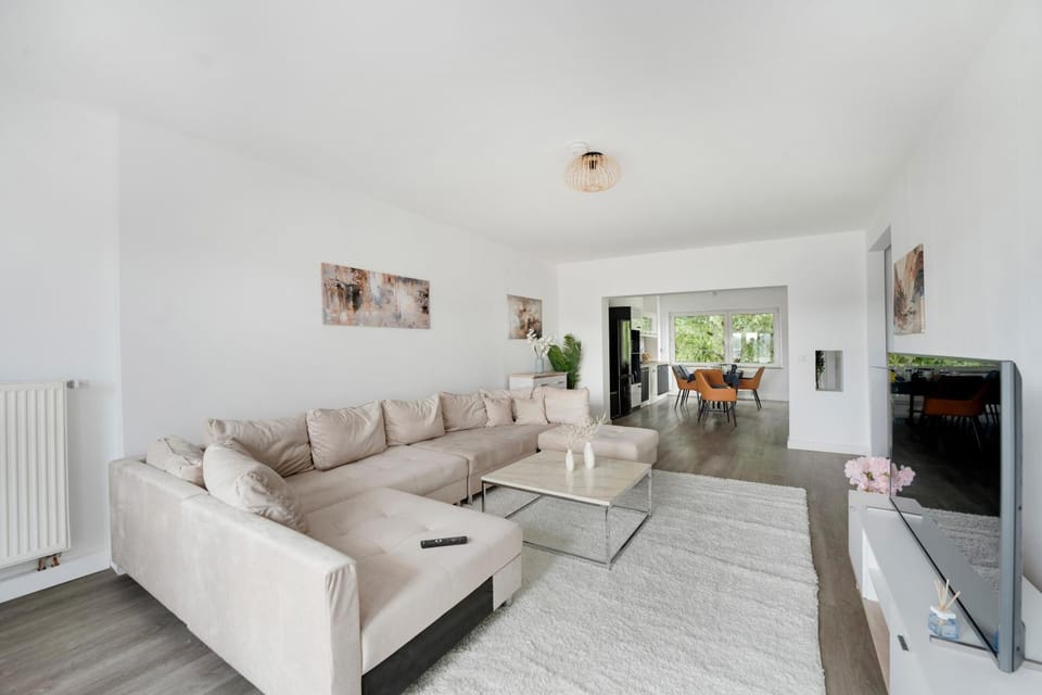 Communal lounge/ TV room, TV and multimedia, Living room, Seating area, Evening entertainment, internet