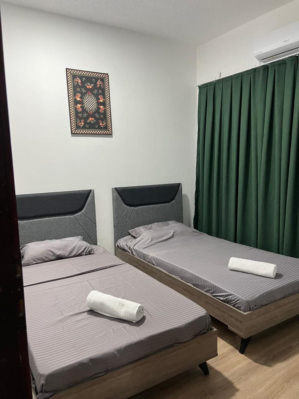 Bed, Photo of the whole room, towels