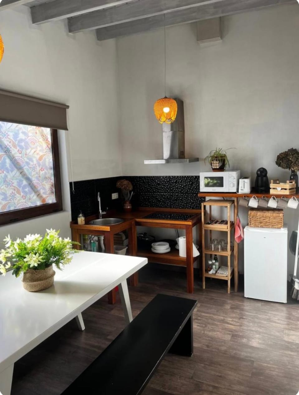 Kitchen or kitchenette, Dining area