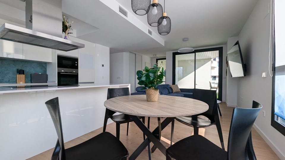 Kitchen or kitchenette, Dining area