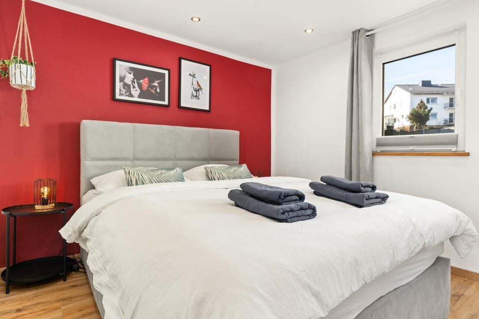 Bed, Bedroom, towels