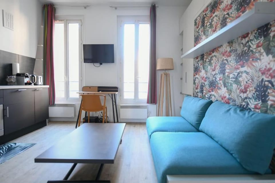 TV and multimedia, Kitchen or kitchenette, Living room, Seating area, Dining area