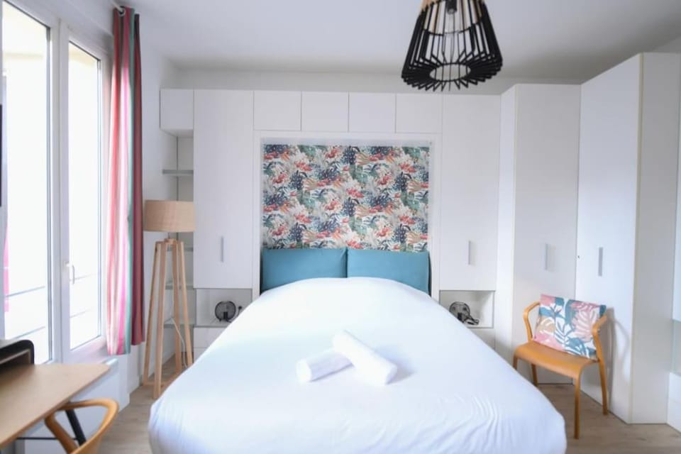 Bed, Photo of the whole room, Bedroom, towels