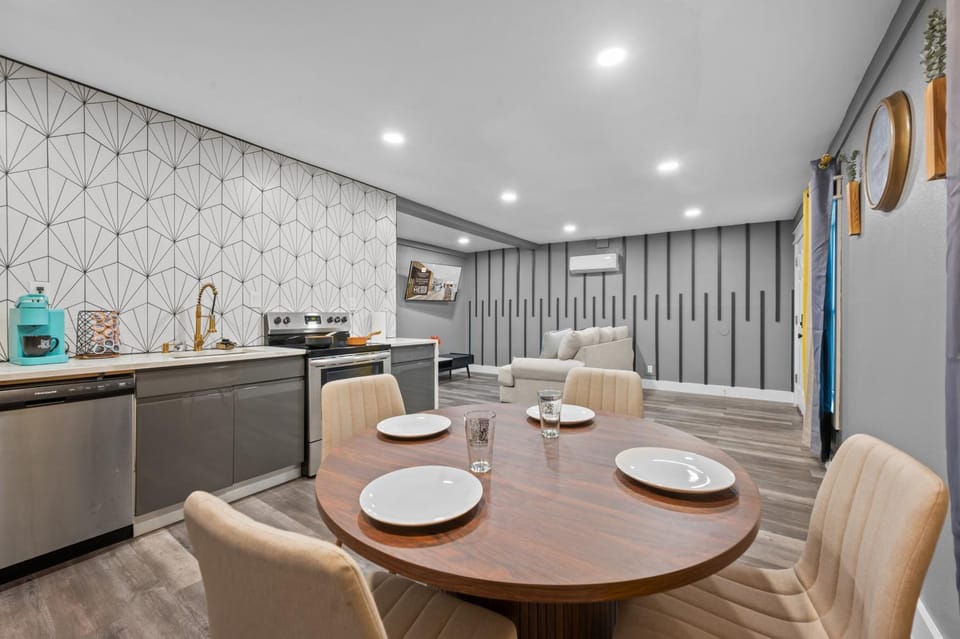 Modern 2BR City Center Getaway with Free Park Apartment in Harris County