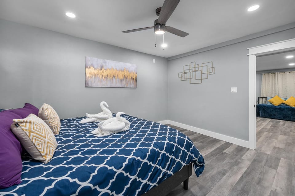 Modern 2BR City Center Getaway with Free Park Apartment in Houston