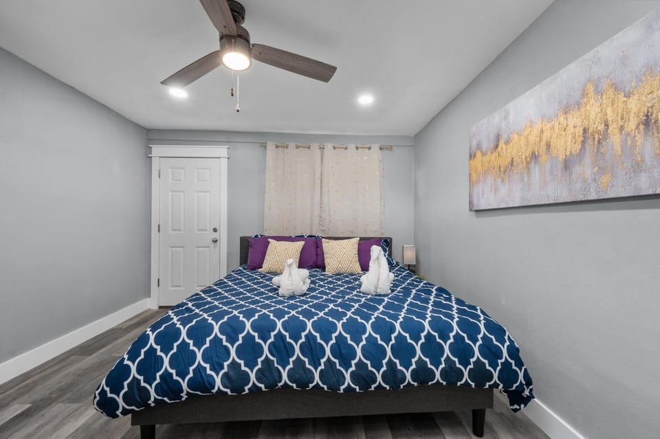 Modern 2BR City Center Getaway with Free Park Apartment in Houston