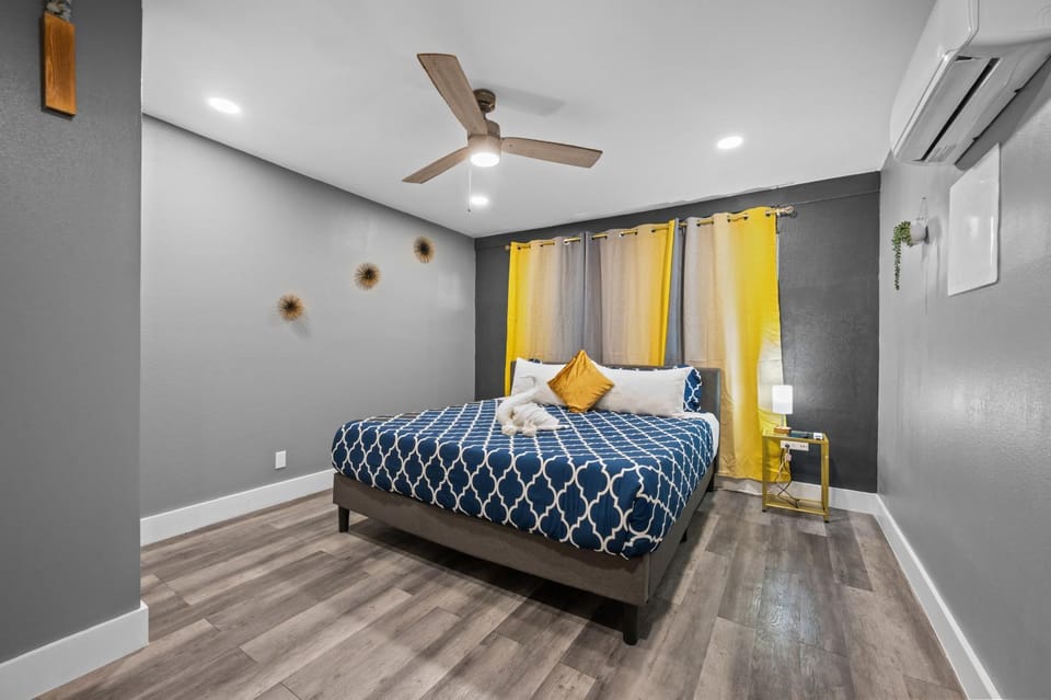Modern 2BR City Center Getaway with Free Park Apartment in Harris County
