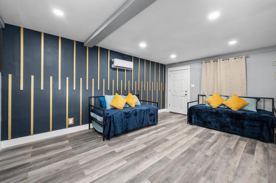 Modern 2BR City Center Getaway with Free Park Apartment in Houston