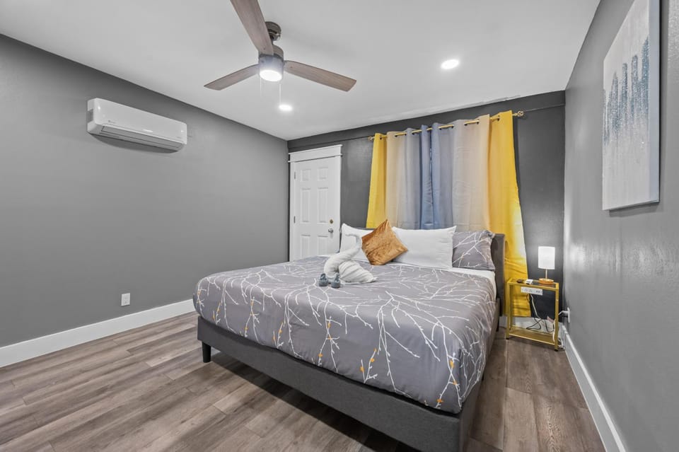 Modern 2BR City Center Getaway with Free Park Apartment in Harris County