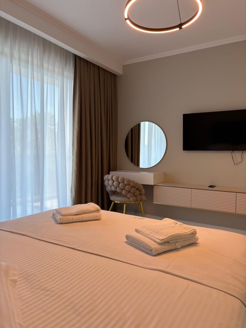 Bed, TV and multimedia, Photo of the whole room, Bedroom, towels