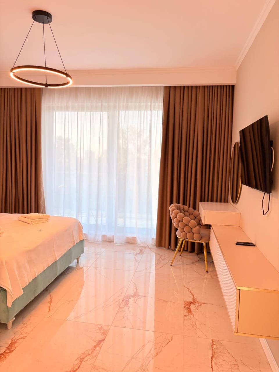 Bed, TV and multimedia, Photo of the whole room, Bedroom