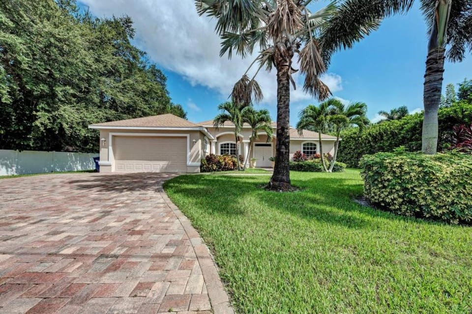 Exquisite modern home with pool - 10 min to beach House in Bradenton