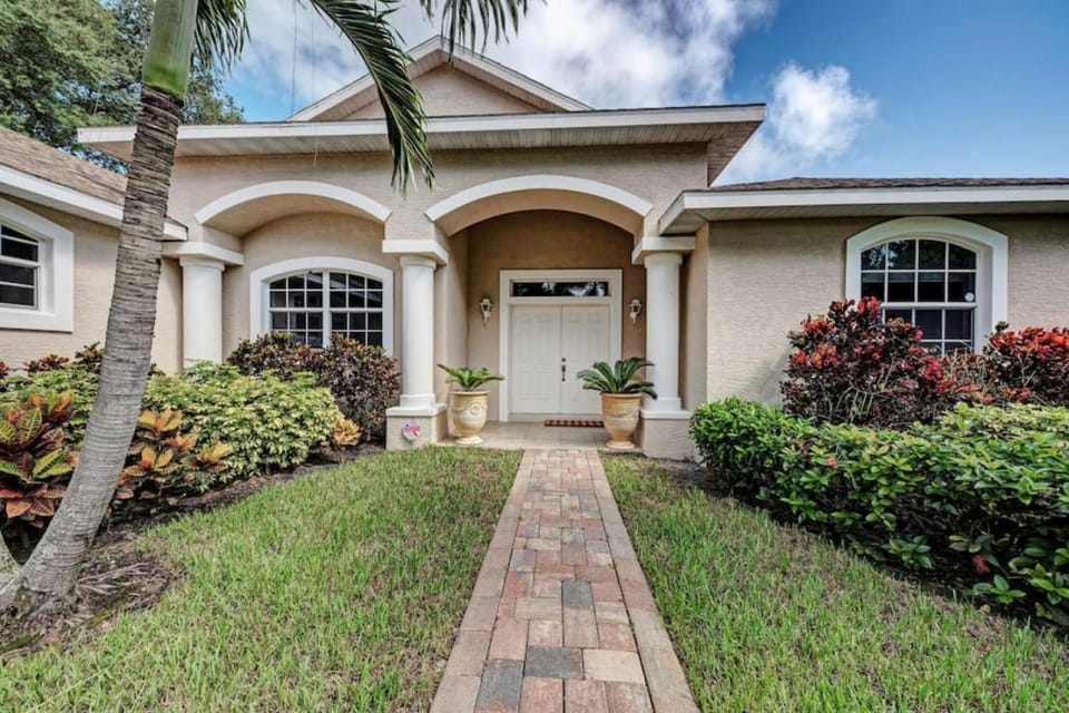 Exquisite modern home with pool - 10 min to beach House in Bradenton