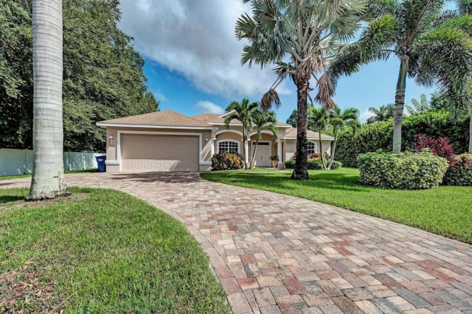 Exquisite modern home with pool - 10 min to beach House in Bradenton