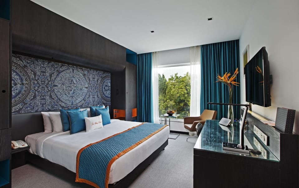 Photo of the whole room, Bedroom, cot