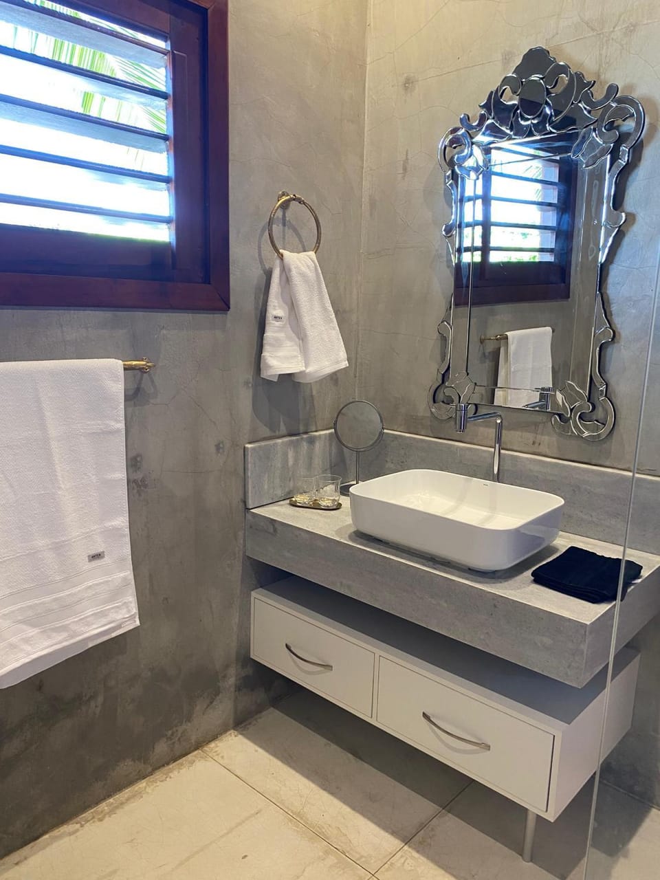 Bathroom, towels