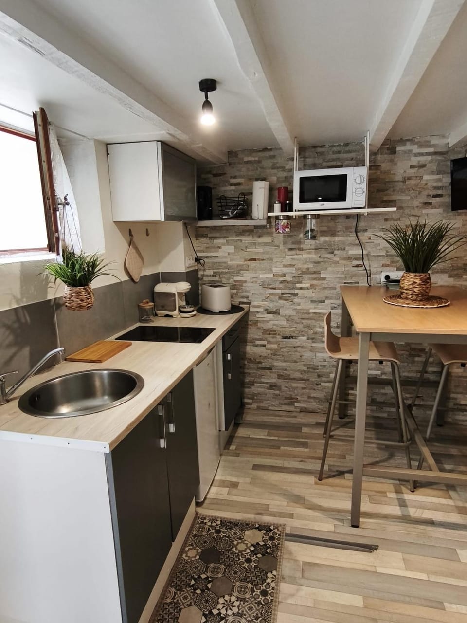 Kitchen or kitchenette, Dining area, stove