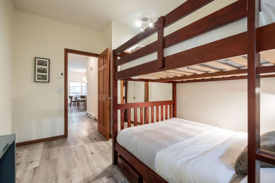 Bedroom, bunk bed